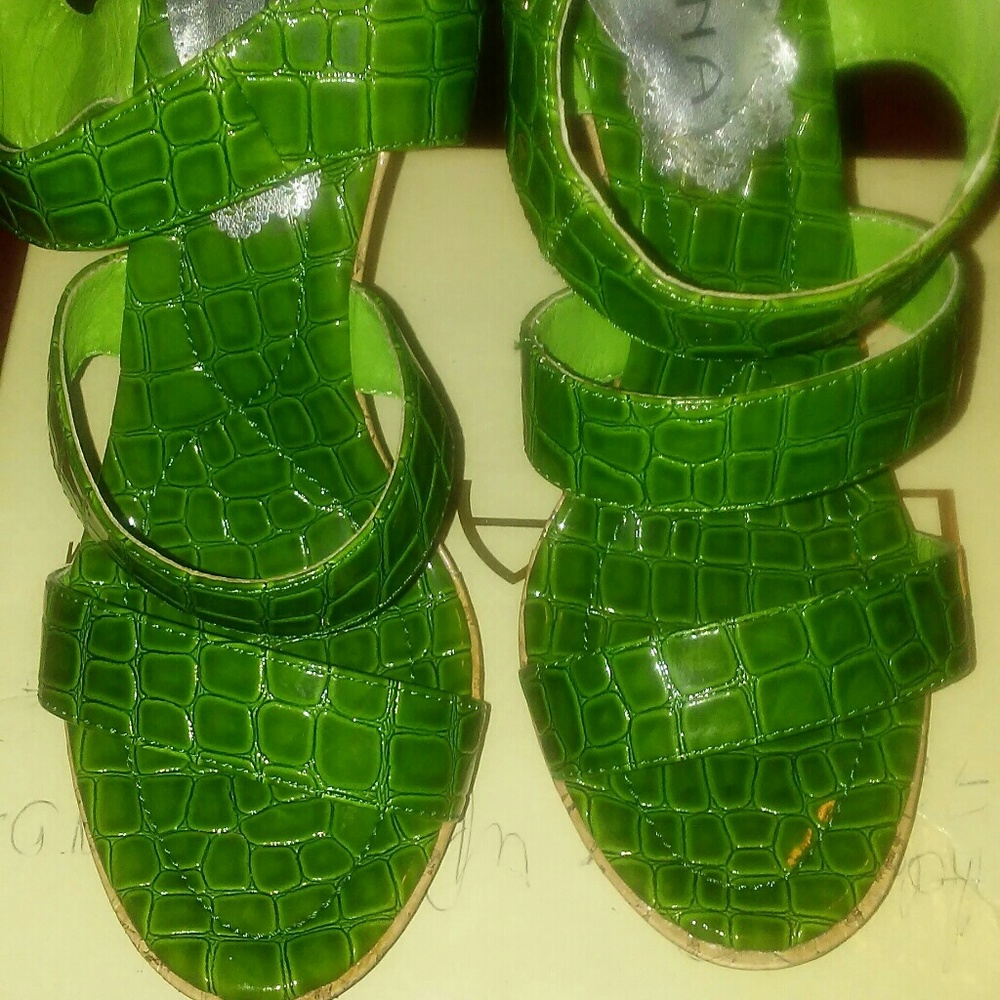 Woman size 7 green shoes